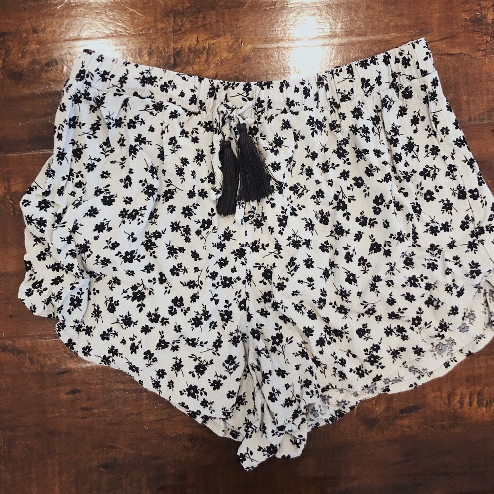 Pre-loved Forever 21 Dainty Floral Summer Shorts ✨